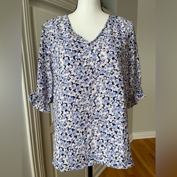 Well Worn size medium flower floral top with ruffle sleeve detail V neck - Picture 1 of 13